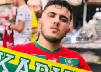 Lyes Guernine, jeune Kabyle de 22 ans, aurait été condamné à deux ans de prison pour avoir porté le maillot du Maroc.