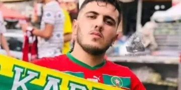 Lyes Guernine, jeune Kabyle de 22 ans, aurait été condamné à deux ans de prison pour avoir porté le maillot du Maroc.