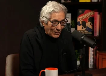 Boualem Sansal affirme avoir été l'otage de Tebboune lors de sa détention en Algérie. Il annonce une plainte contre le président algérien. Analyse et contexte.
